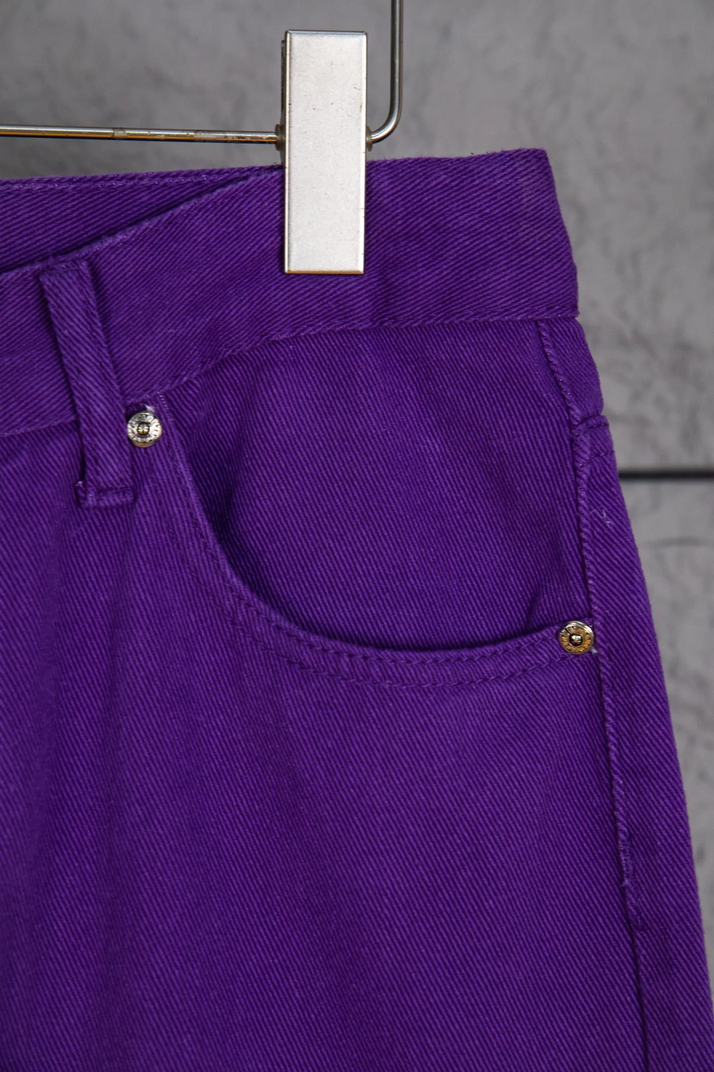 P260 top version CH Chromehearts 2025 new limited black pink cross patchwork leather couple style washed loose purple jeans 💜 Top quality ceiling quality styles with different washed textures, very friendly to people with thin legs and thick legs, the straight and loose version is very flattering to the leg shape. Moderate length that never goes out of style, easy to match with casually, basic styling for various styles, a must-have in the wardrobe! The fabric is stiff but also makes the upper body soft without losing texture. The washing process is even more perfect. It is a must-have item for everyone! ! ! Washed wheat, hang tag, pants label, three labels complete Color: Purple Size: 28, 30, 32, 34